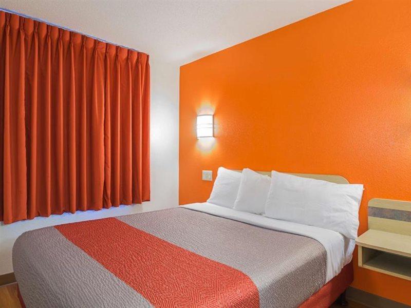Motel 6-Whitby, On - Toronto East Экстерьер фото