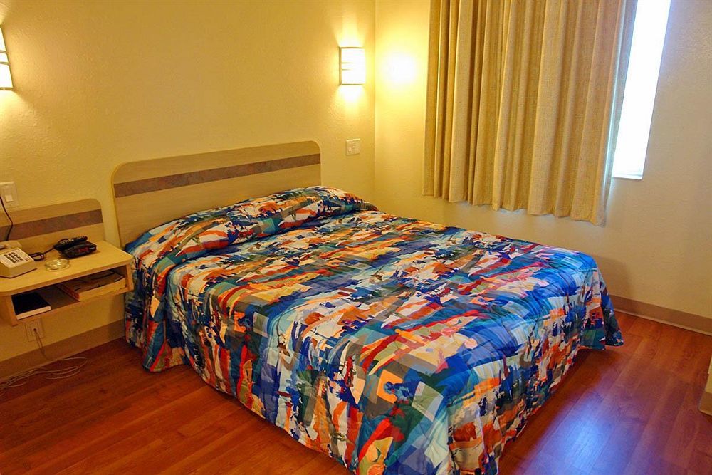 Motel 6-Whitby, On - Toronto East Экстерьер фото