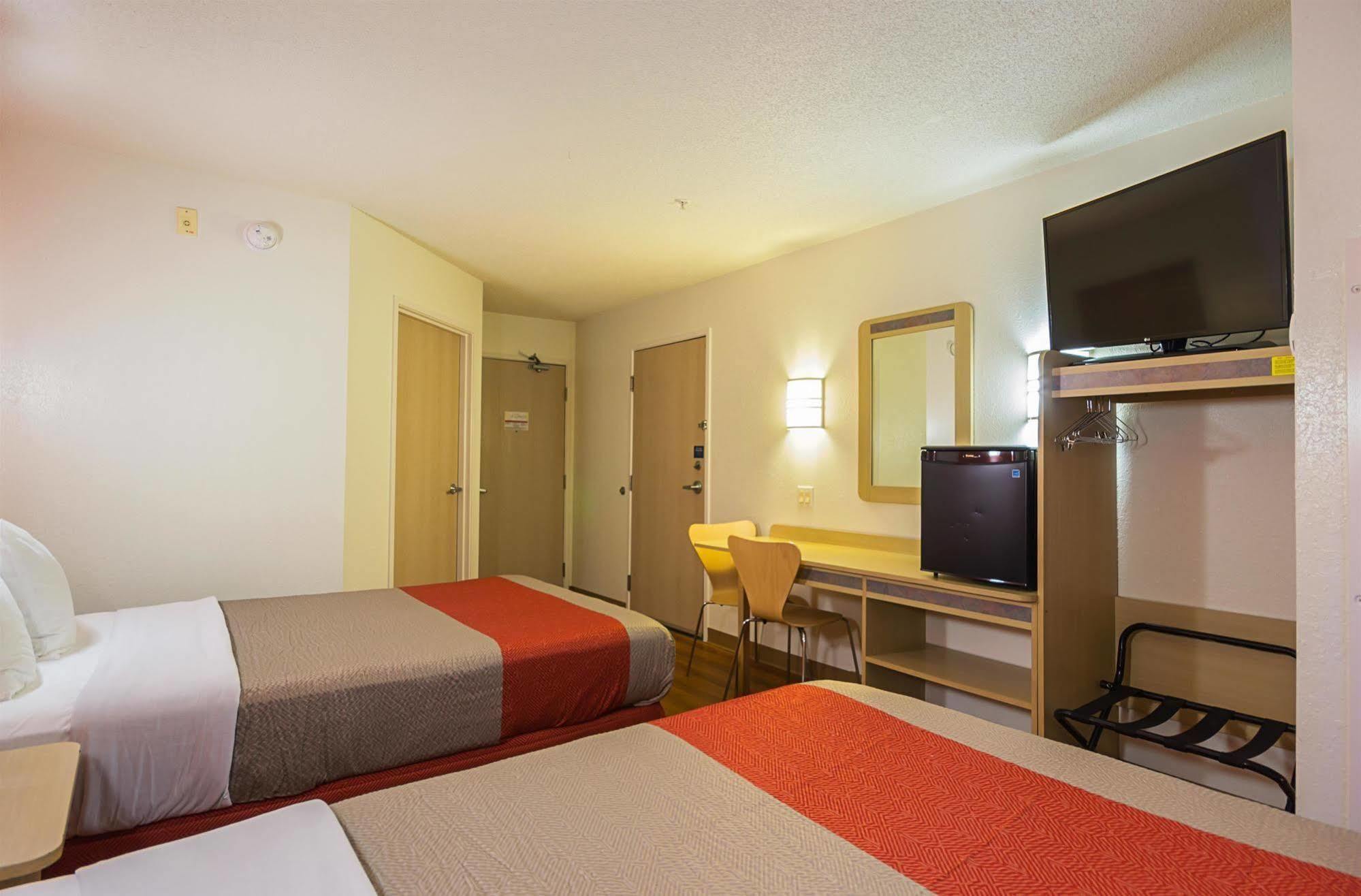 Motel 6-Whitby, On - Toronto East Экстерьер фото
