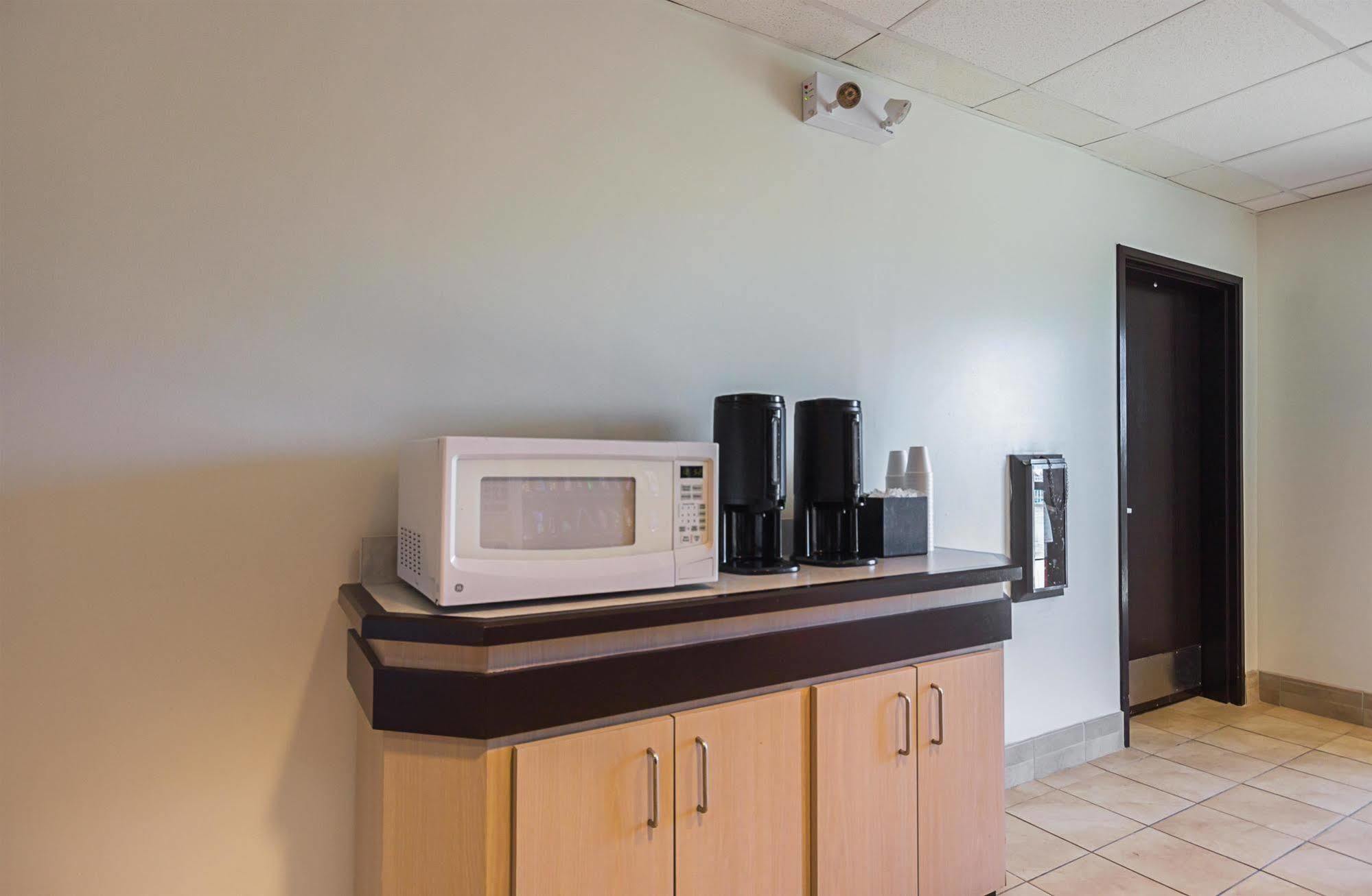 Motel 6-Whitby, On - Toronto East Экстерьер фото