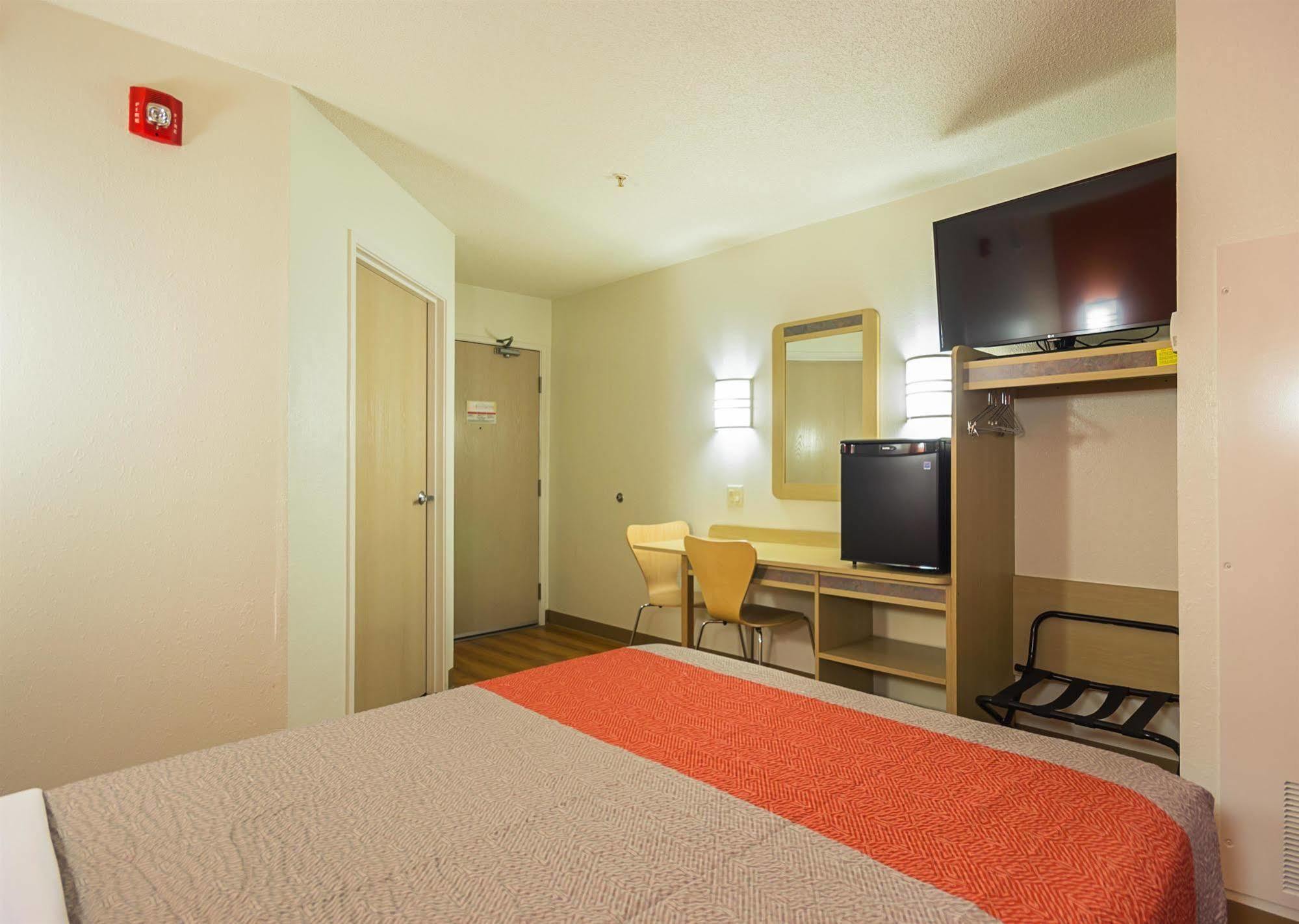 Motel 6-Whitby, On - Toronto East Экстерьер фото