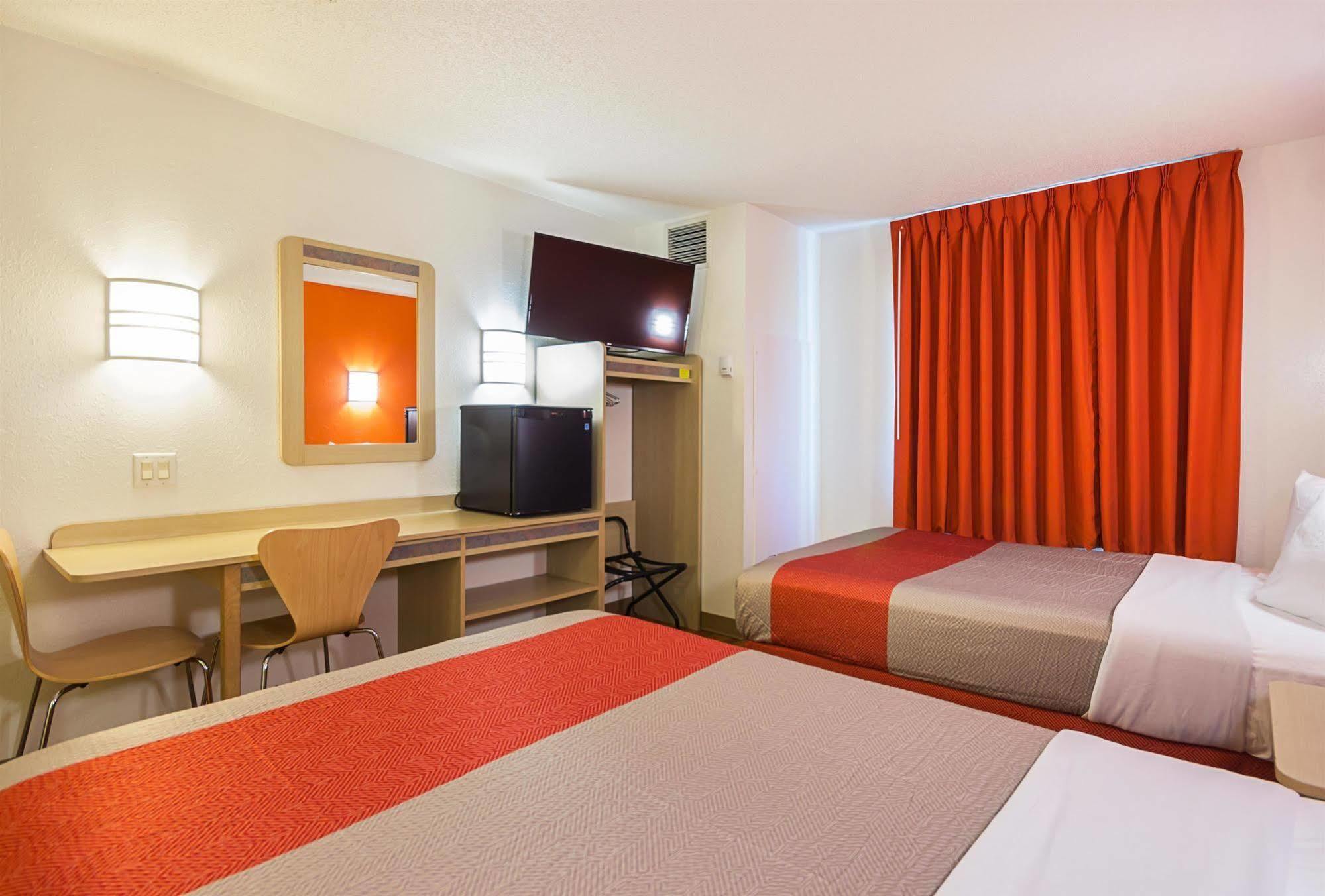 Motel 6-Whitby, On - Toronto East Экстерьер фото