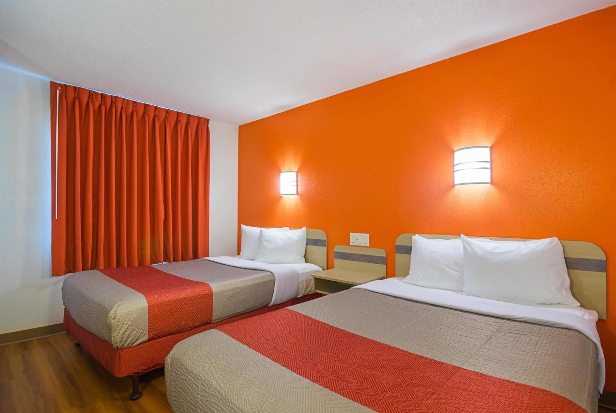 Motel 6-Whitby, On - Toronto East Экстерьер фото