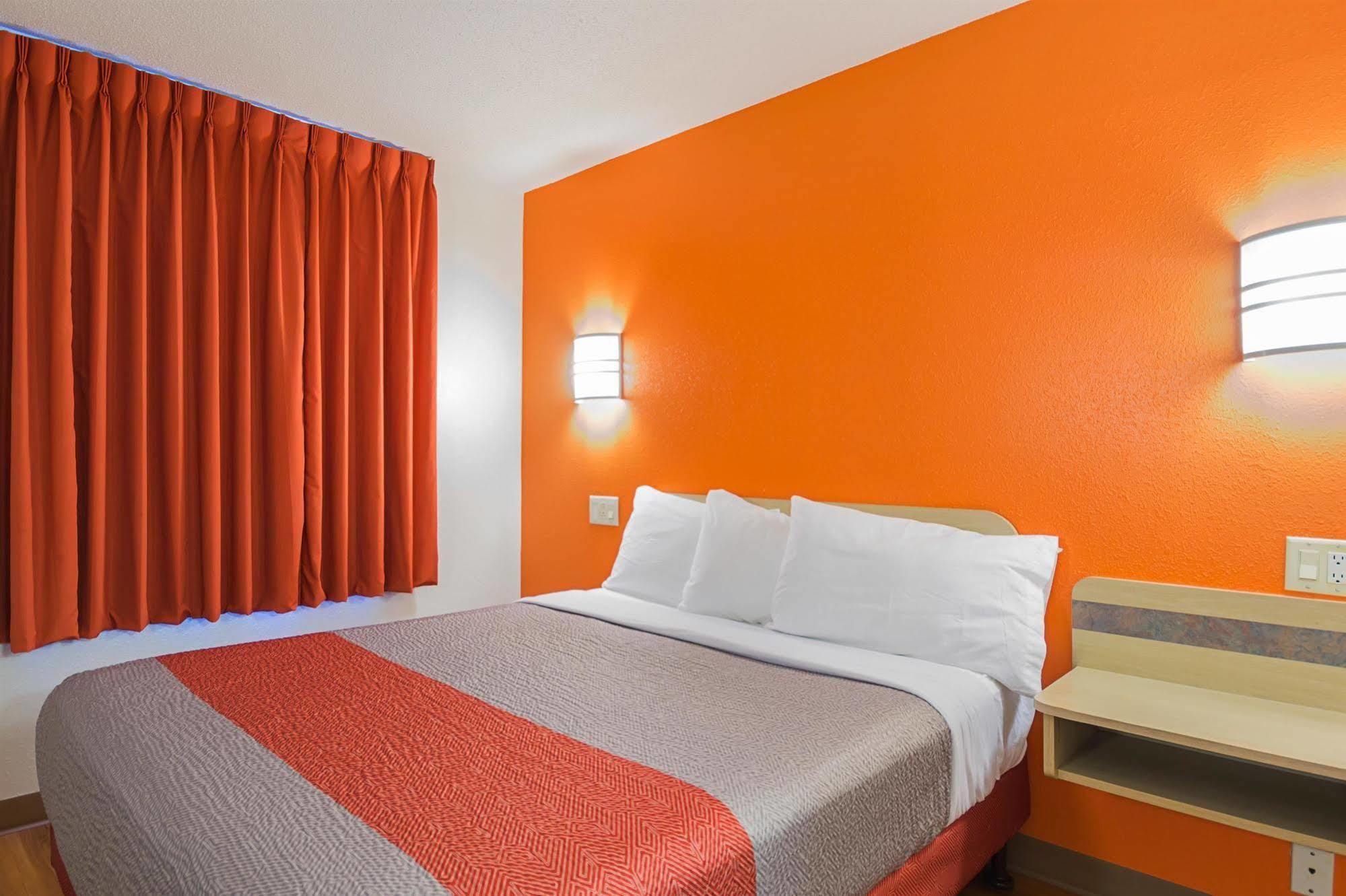 Motel 6-Whitby, On - Toronto East Экстерьер фото