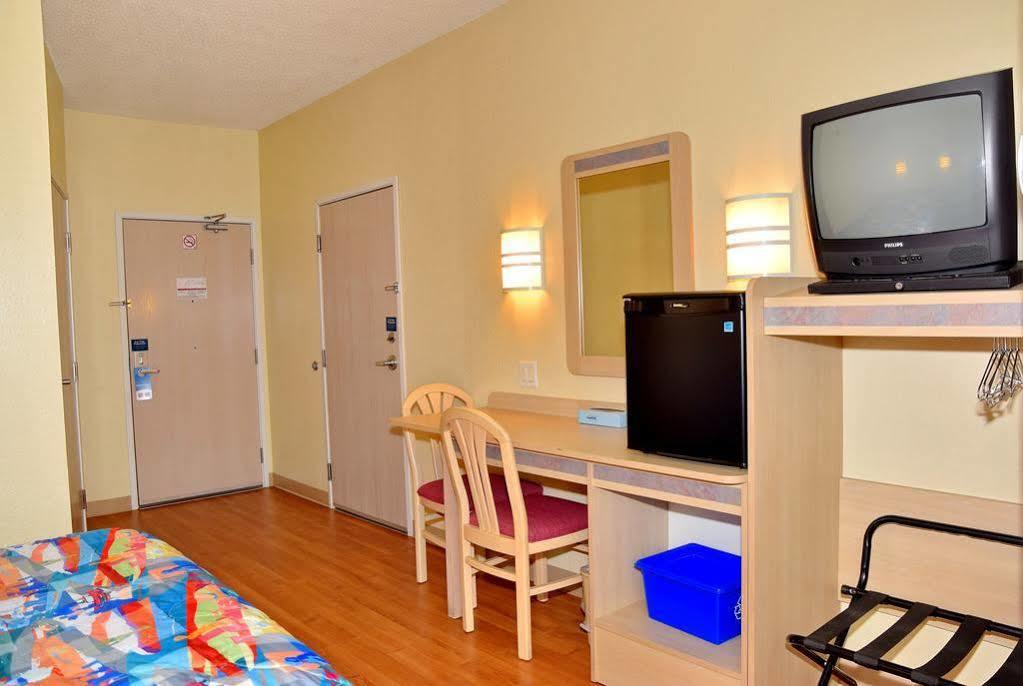 Motel 6-Whitby, On - Toronto East Экстерьер фото