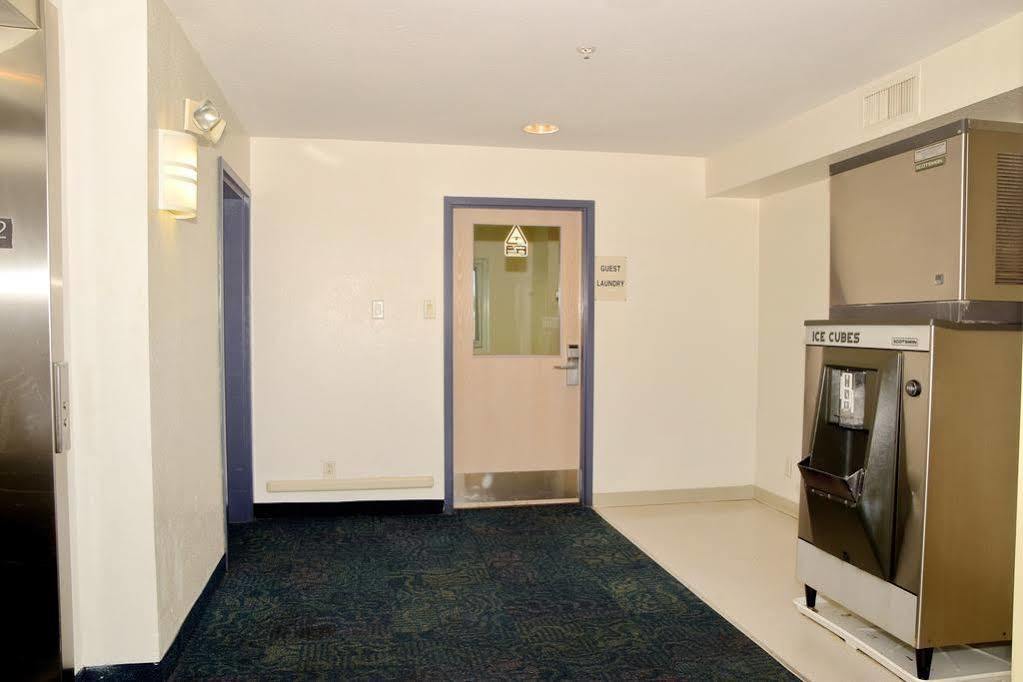 Motel 6-Whitby, On - Toronto East Экстерьер фото