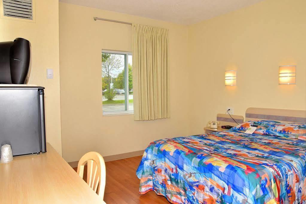 Motel 6-Whitby, On - Toronto East Экстерьер фото