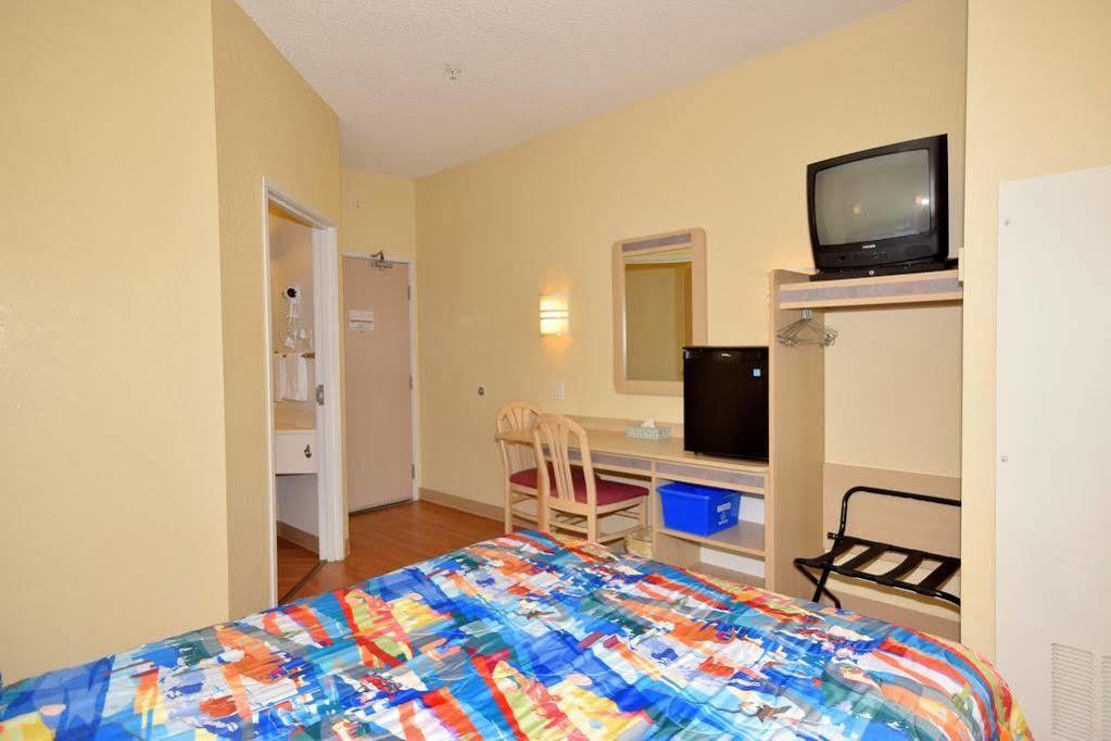 Motel 6-Whitby, On - Toronto East Экстерьер фото